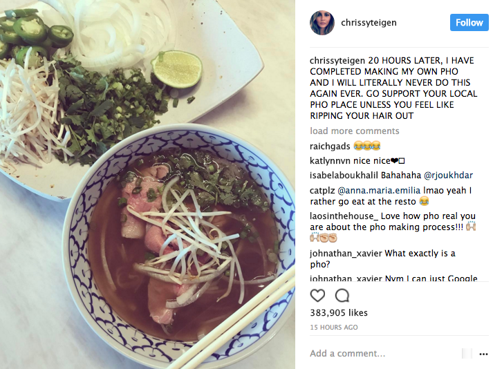 Siêu mẫu Chrissy Teigen trổ tài nấu phở
