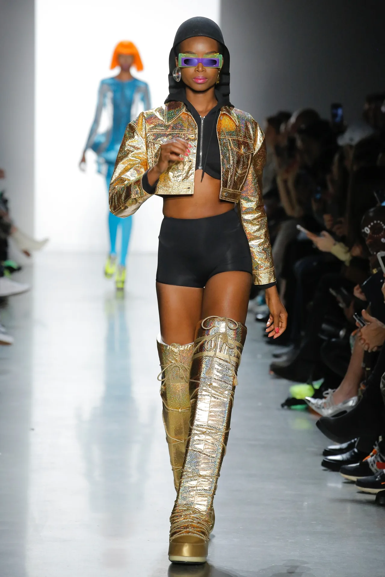 Thương hiệu Jeremy Scott Ready-to-wear Thu-Đông 2018: Rực rỡ sắc màu viễn tưởng 16 Thương hiệu Jeremy Scott Ready-to-wear Thu-Đông 2018: Rực rỡ sắc màu viễn tưởng 16