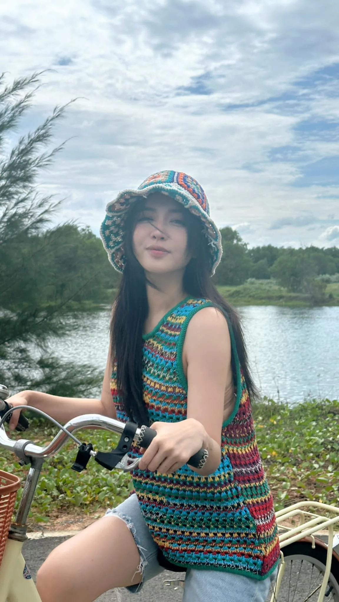 Bích Phương diện áo ba lỗ crochet