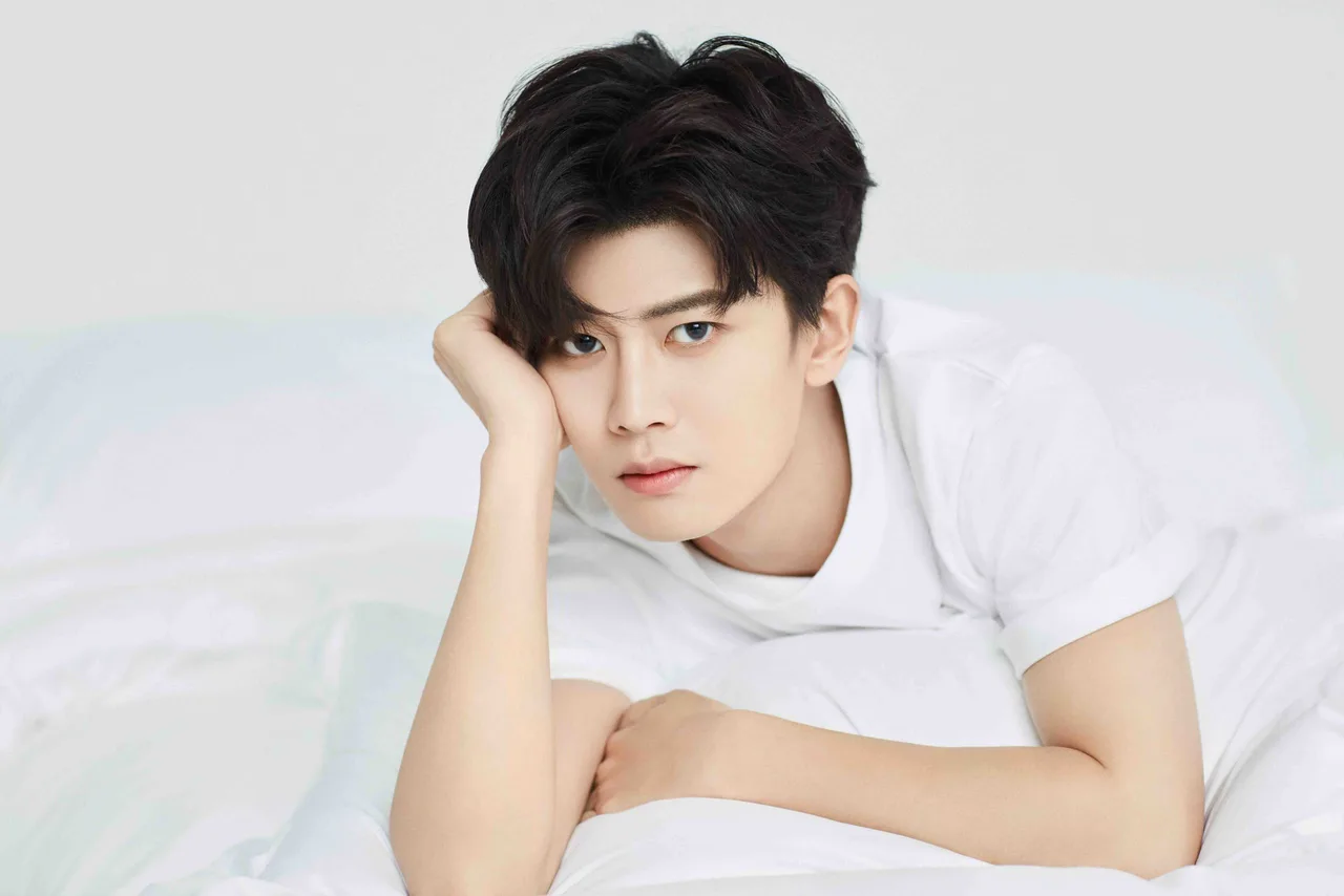 nhậm gia luân nền trắng
