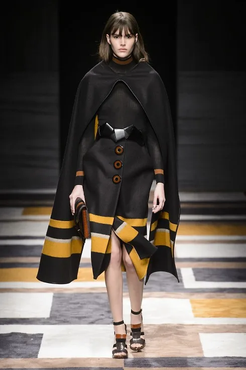 Tâm điểm của bộ sưu tập là những mẫu áo choàng ponchos được mặc theo nguyên lý chui đầu Tâm điểm của bộ sưu tập là những mẫu áo choàng ponchos được mặc theo nguyên lý chui đầu