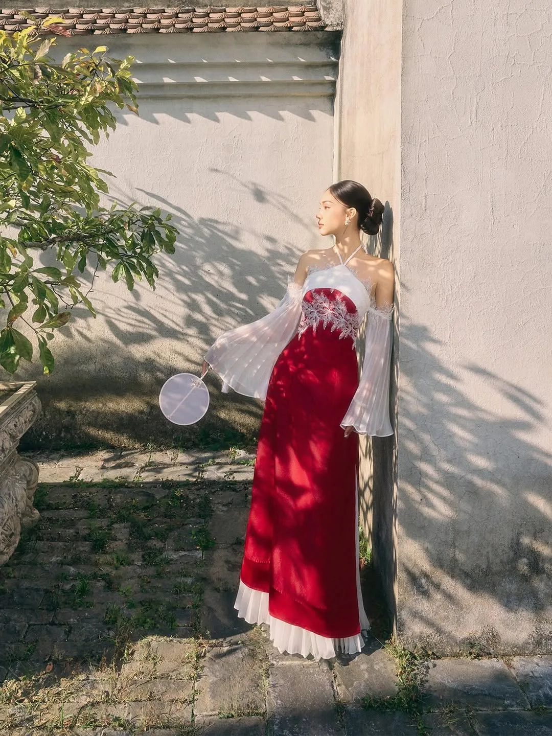 Thiết kế giải phóng bờ vai giúp tà áo dài truyền thống trở nên thanh thoát và mang đậm hơi thở đương đại.