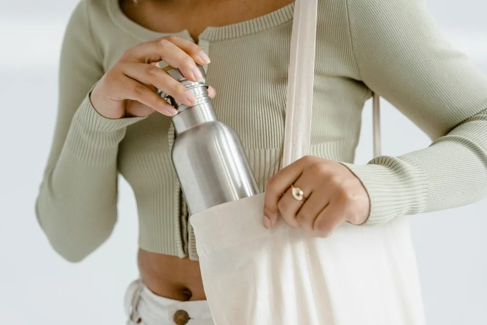 Bình giữ nhiệt của cô gái là đồ dùng cần thay mới định kỳ