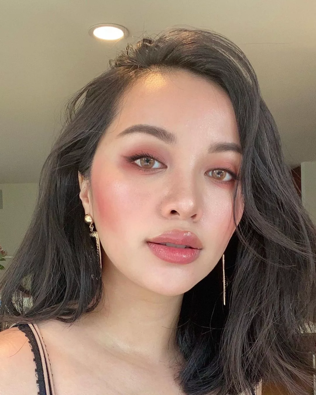Michelle Phan sử dụng má hồng Michelle Phan sử dụng má hồng