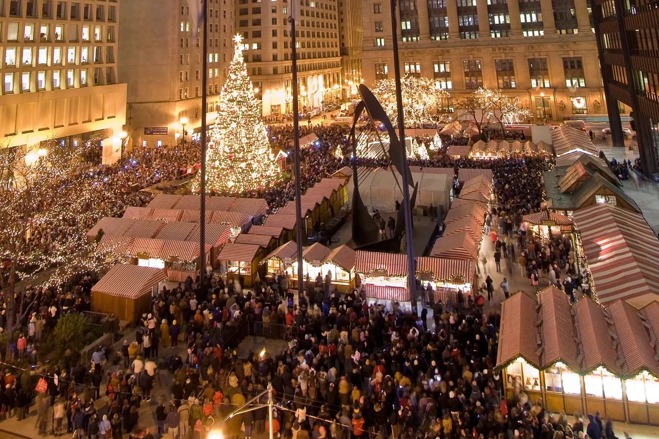 Christkindlmarket ở Chicago là một phiên chợ Giáng sinh ngoài trời khổng lồ, mô phỏng theo các khu chợ truyền thống của Đức