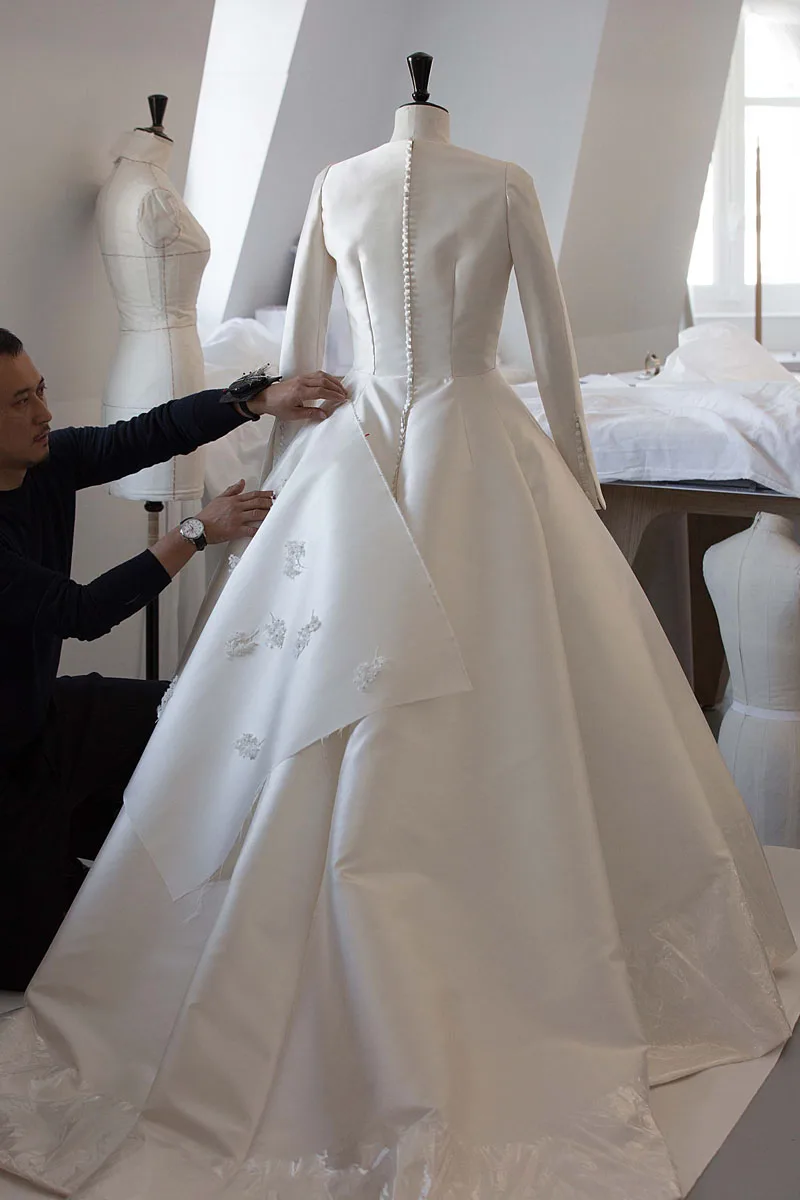 Váy cưới của Miranda Kerr đã được làm bằng tay công phu như thế nào?