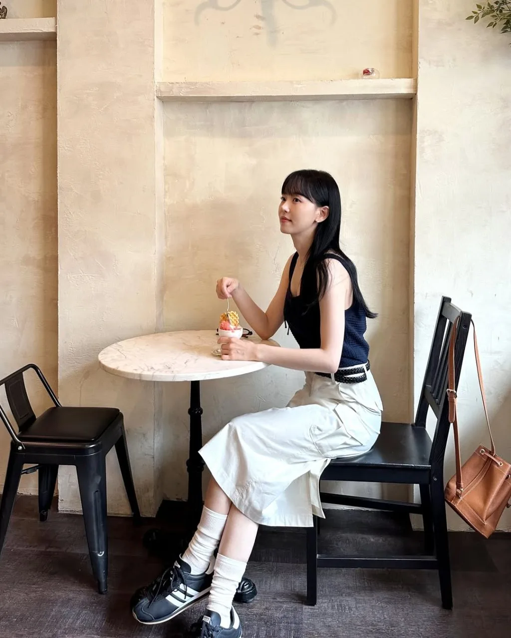 Kang Han Na diện váy midi