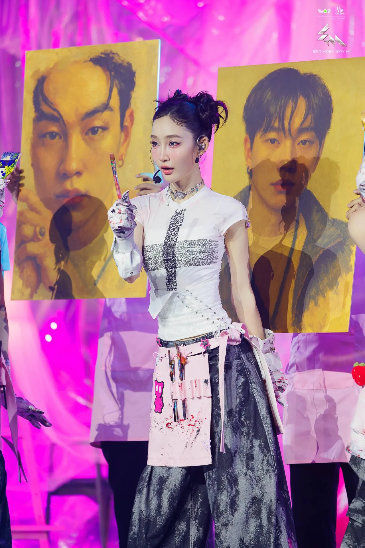 Juky San trong "Em Xinh Say Hi" diện croptop