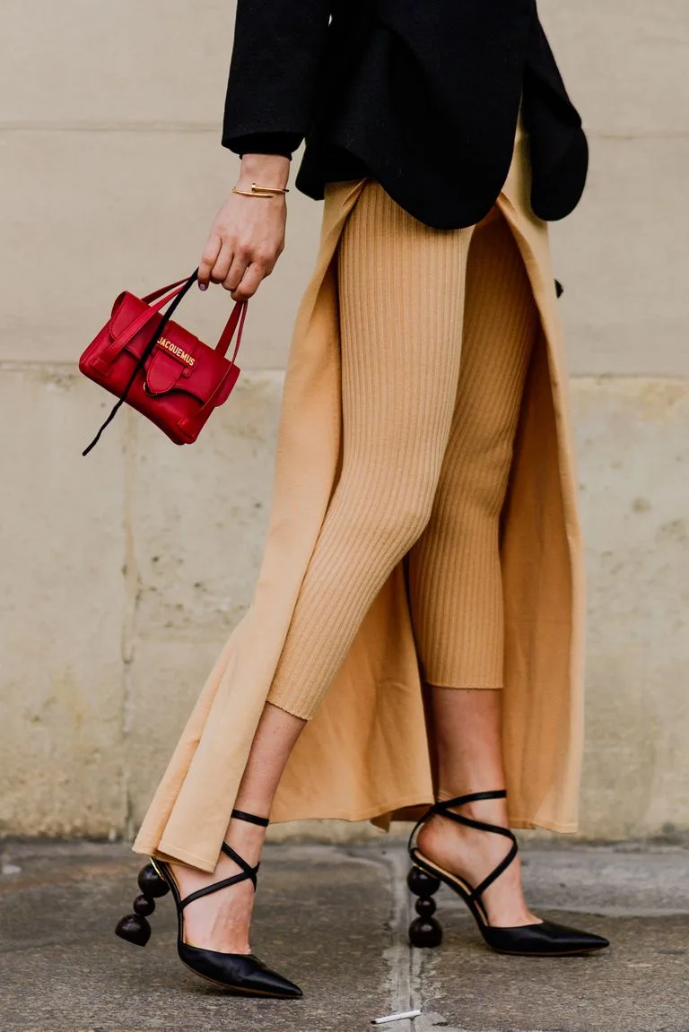 Street style với Túi micro bag màu đỏ