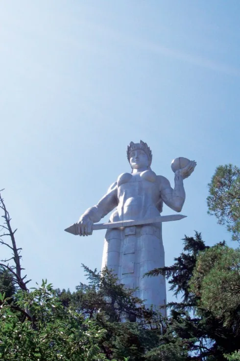 Ở ngay trung tâm thủ đô Tbilisi có một bức tượng tên là Kartvlis Deda (nghĩa là Người mẹ Georgia) nằm trên ngọn đồi Sololaki. Một tay bà cầm chén rượu nho tượng trưng cho lòng hiếu khách, tay kia cầm thanh kiếm tượng trưng cho sự quả cảm chống lại quân thù.