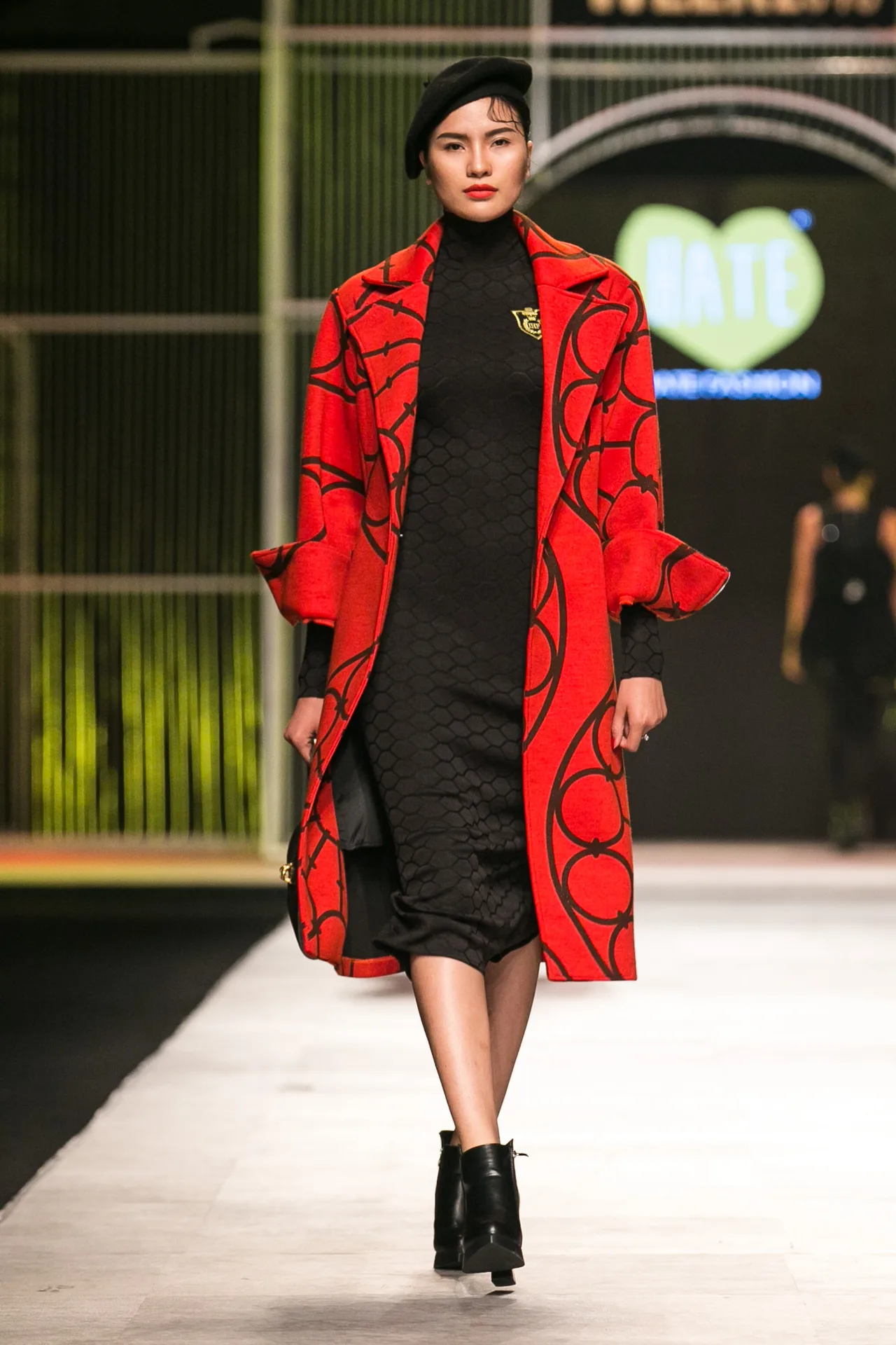 I HATE FASHION thả “Ký ức những mùa đông cũ kỹ” vào BST Thu-Đông 2016 tại VIFW - ELLE VN