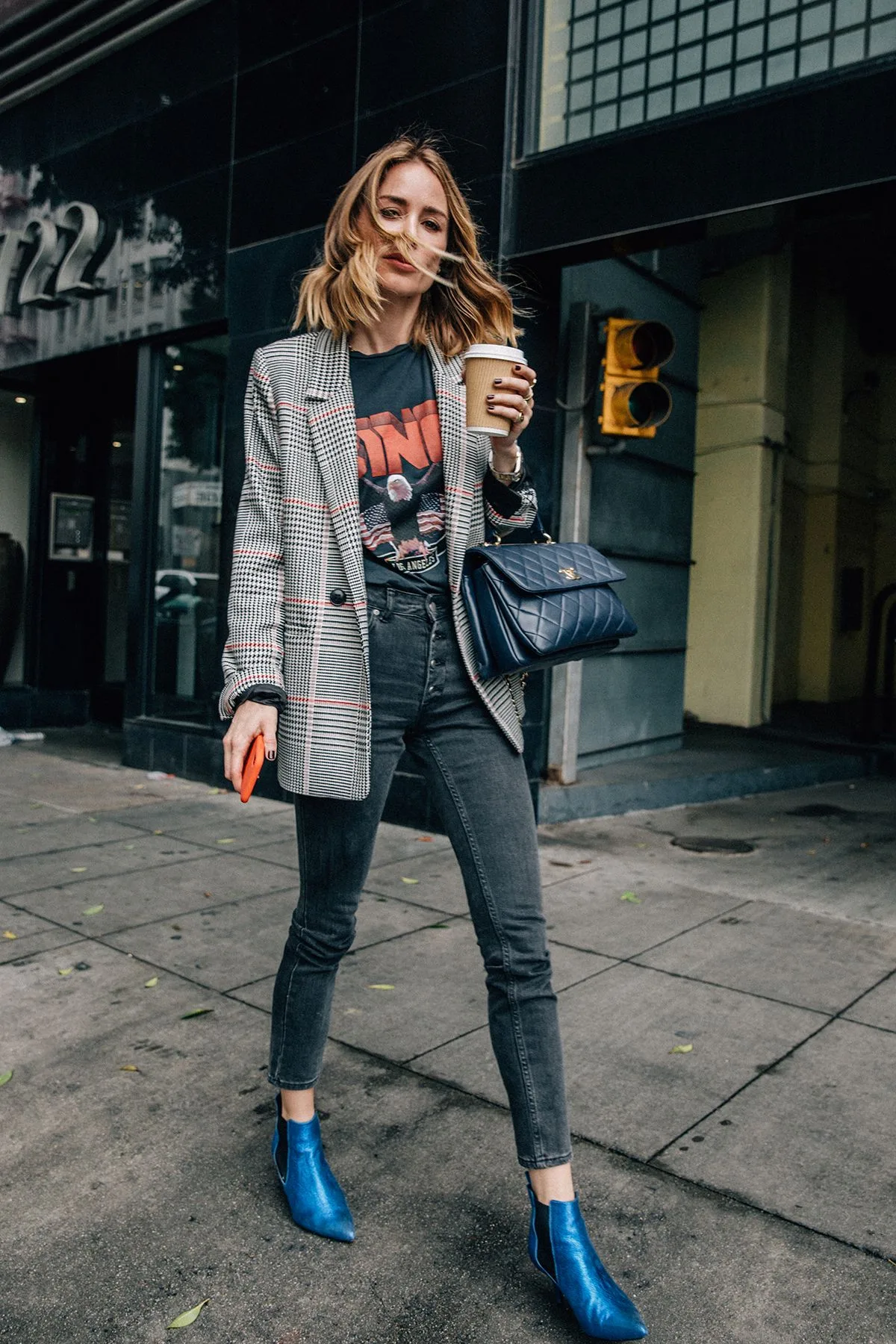 phong cách thời trang menswear áo blazer kẻ ô và áo thun đen in chữ