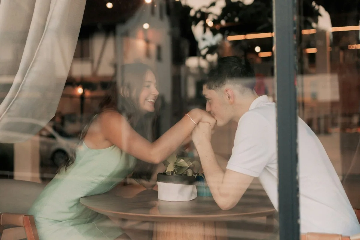 Cặp đôi có tháng sinh hẹn hò ở quán cà phê và người nam hôn lên tay của người nữ
