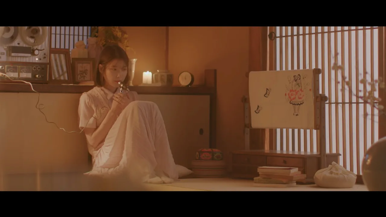 Ca sĩ IU mặc đầm voan trắng trong MV Through the night