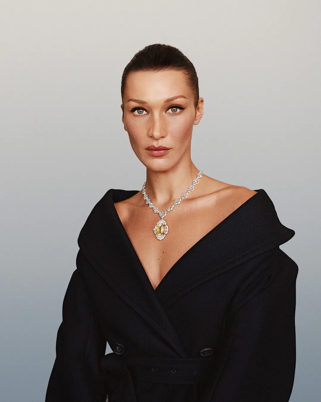 Bella Hadid mang vòng cổ Chopard với viên kim cương vàng