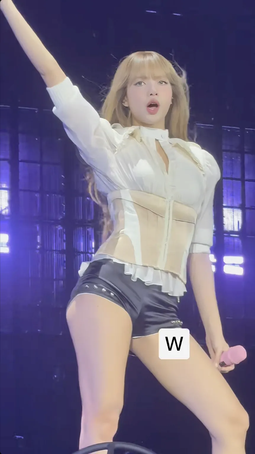 Lisa diện corset LSOUL màu kem tại concert DEADLINE