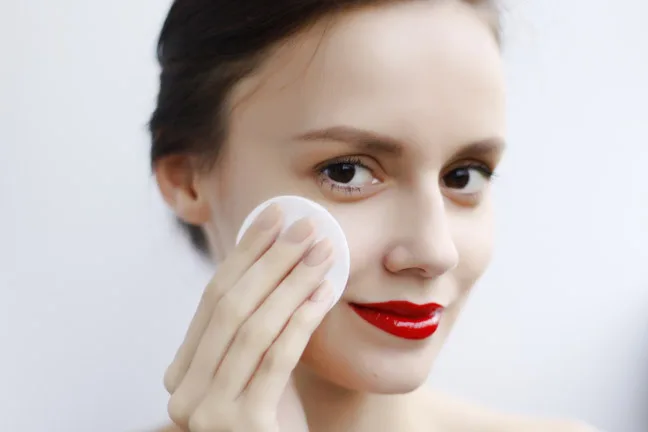 Nước tẩy trang - bí mật vẻ đẹp mộng mơ của cô gái Pháp Nước tẩy trang - bí mật vẻ đẹp mộng mơ của cô gái Pháp