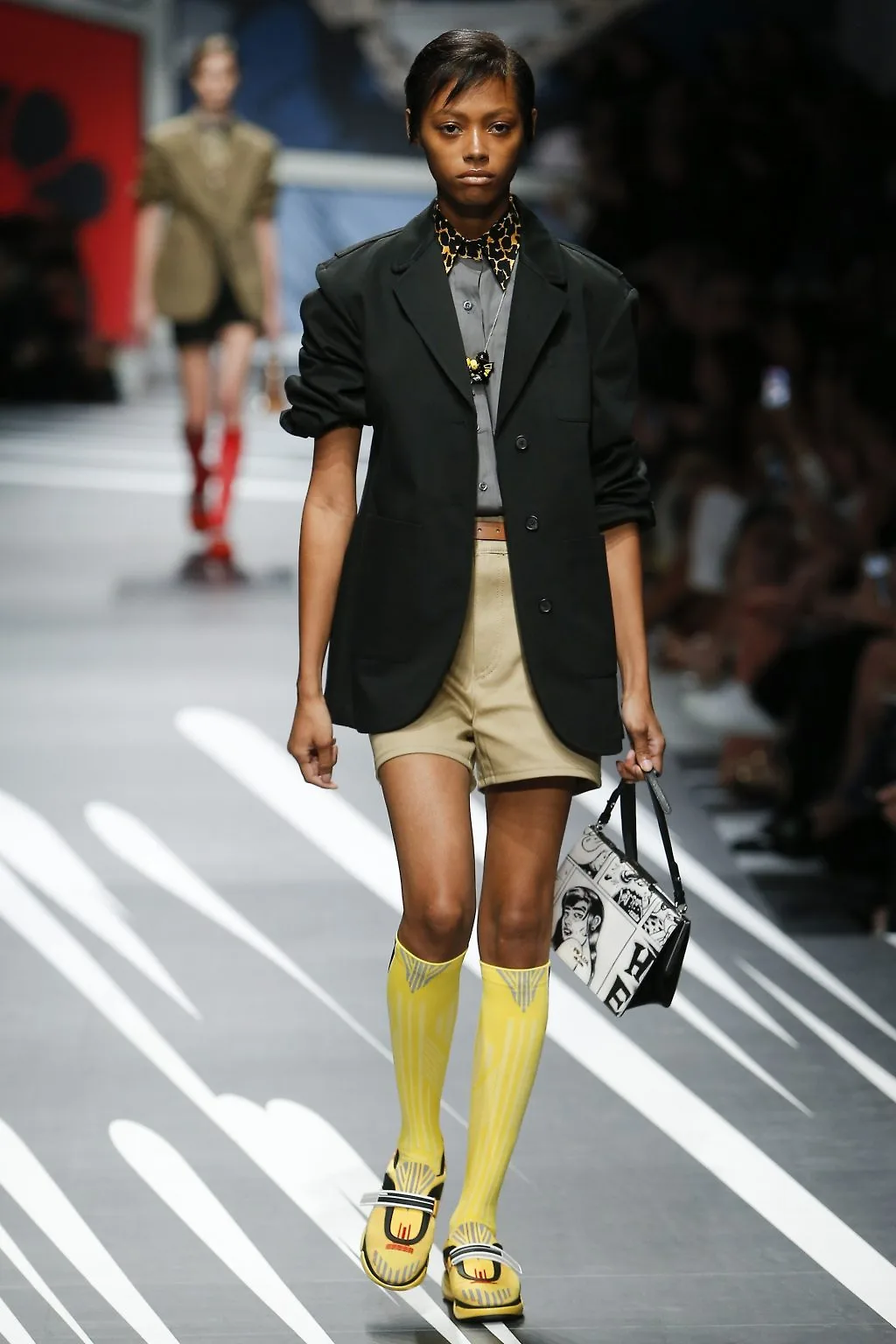 Prada Ready-to-wear Xuân 2018: Tính nữ được suy tôn bởi sự mạnh mẽ và náo nhiệt Prada Ready-to-wear Xuân 2018: Tính nữ được suy tôn bởi sự mạnh mẽ và náo nhiệt