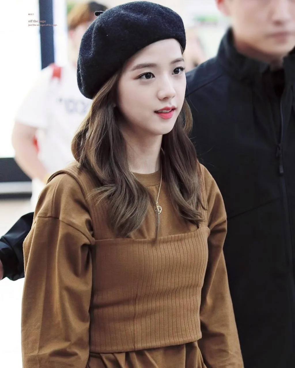 jisoo đội mũ beret màu đen và áo màu nâu