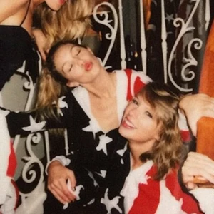 Tình bạn của bộ đôi “đồng cảnh ngộ” Taylor Swift - Gigi Hadid