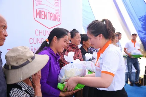 Hơn 24.000 phần quà đã được chuyến xe "Thương về miền Trung" trao đến tay người dân