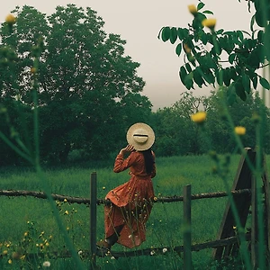 cô gái ngồi giữa cánh đồng đánh bại nỗi cô đơn