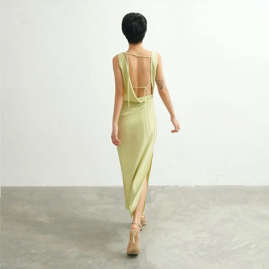 đầm hở lưng màu xanh từ local brand Chen