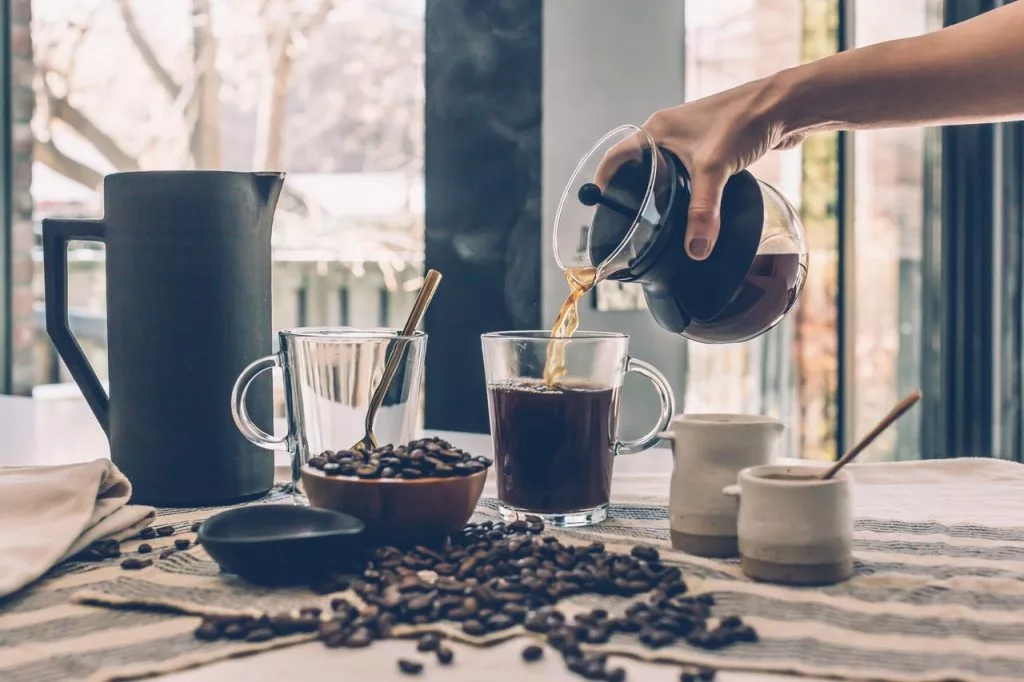 Bã cà phê sau khi uống là thành phần hiệu quả để trị các quầng thâm mắt. làm đẹp - bã cà phê