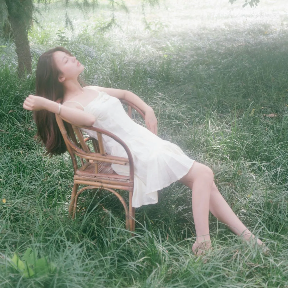 Cô gái ngồi ghế xõa tóc Ask ELLE