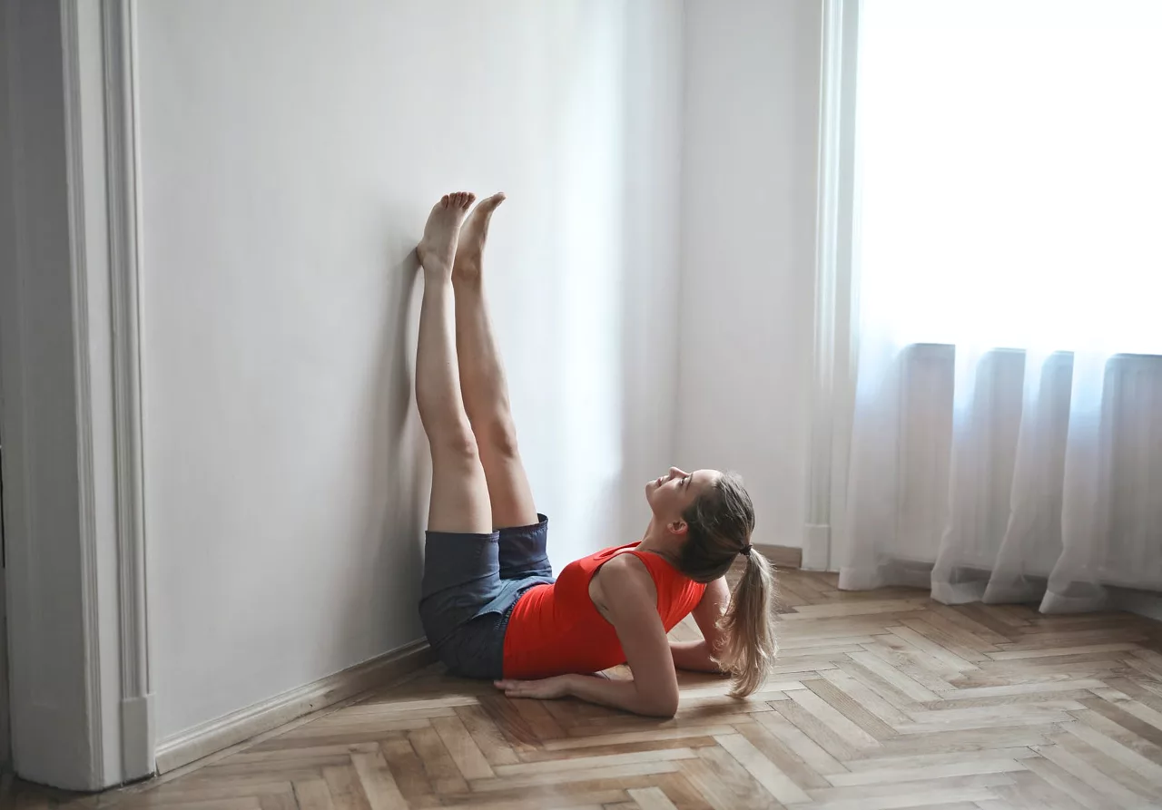 Tập yoga tư thế gác chân lên tường Tập yoga tư thế gác chân lên tường