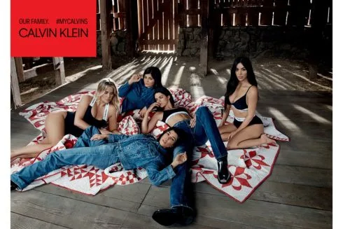 Chị em Kim Kardashian kẻ khoe người giấu bụng bầu trong bộ ảnh của Calvin Klein Chị em Kim Kardashian kẻ khoe người giấu bụng bầu trong bộ ảnh của Calvin Klein