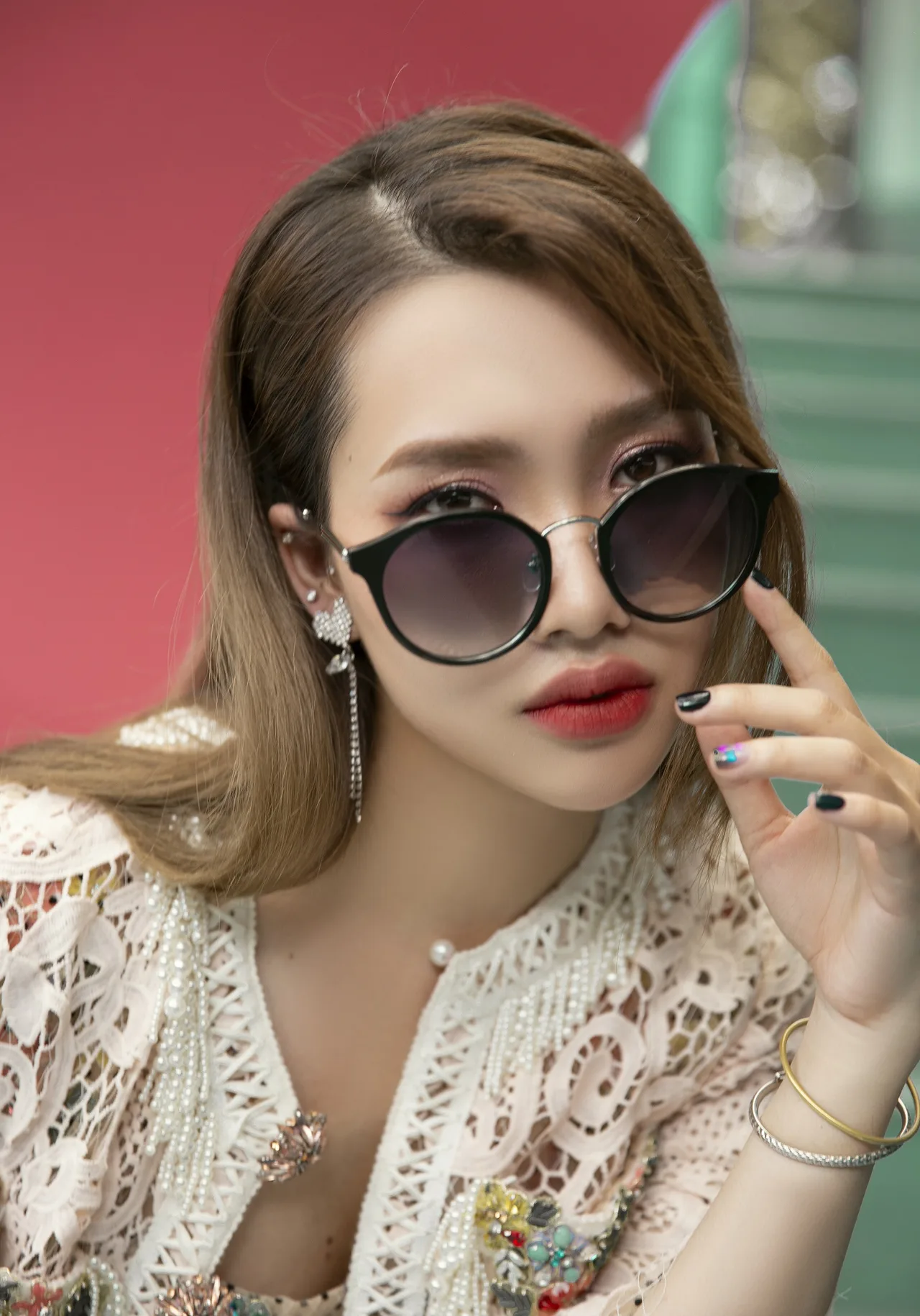 cô gái măc áo hoa đeo mắt kính