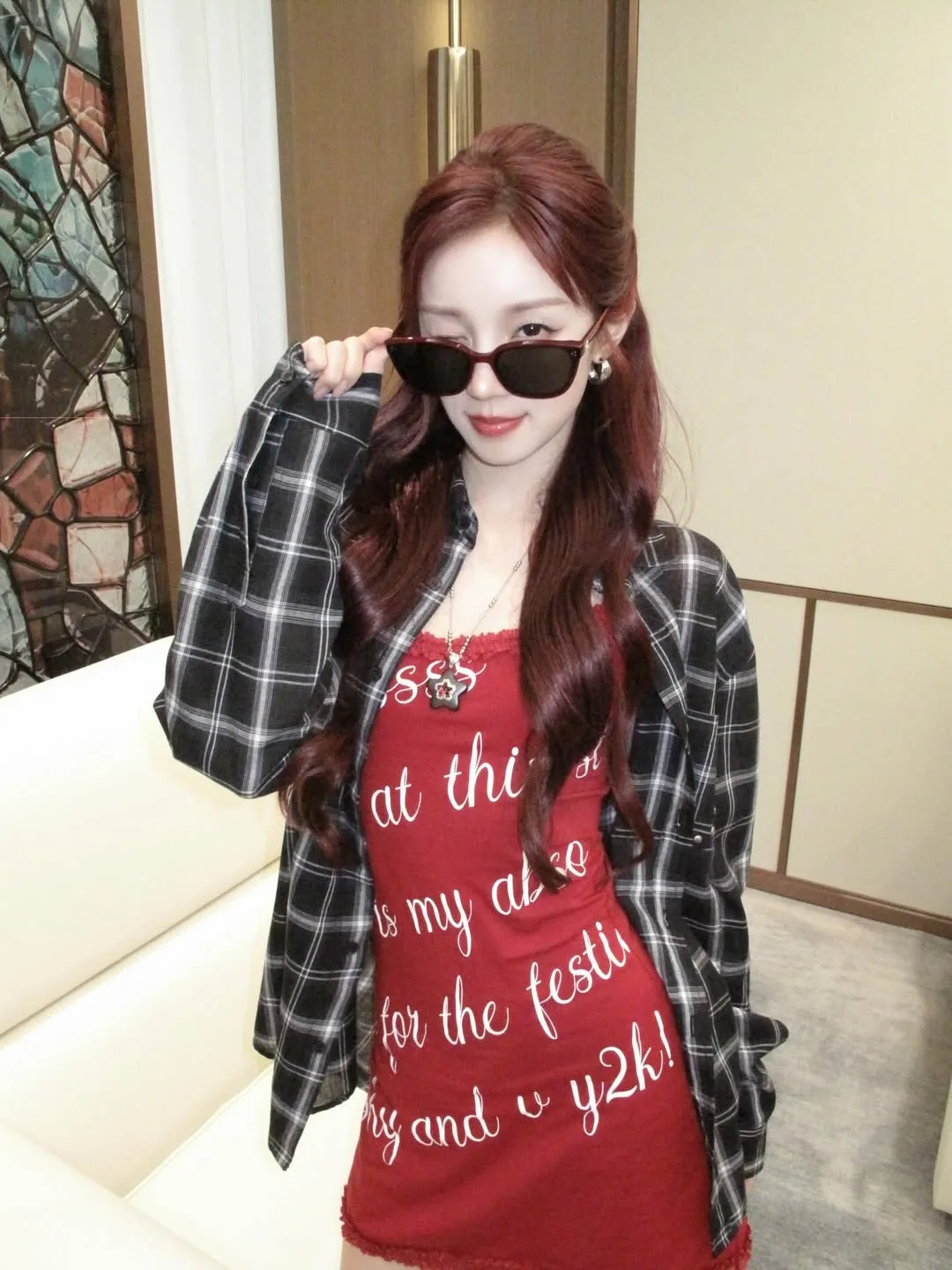 Yuqi ((G)I-DLE) đầy phá cách khi diện sơ mi ca rô khoác ngoài đầm body ôm sát, tôn vinh đường cong triệt để.