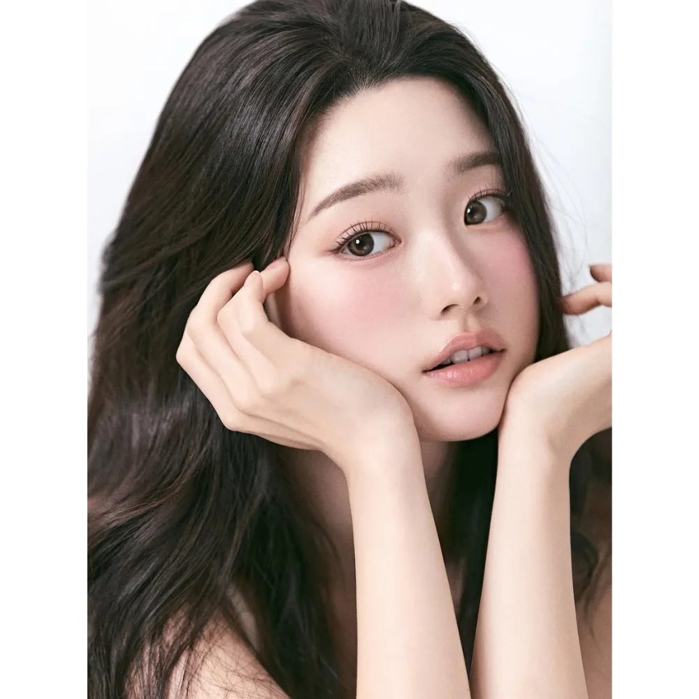 cô gái chống tay lên mặt