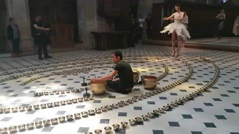 Sân khấu của show diễn với nhạc công Kazuya Nagaya 