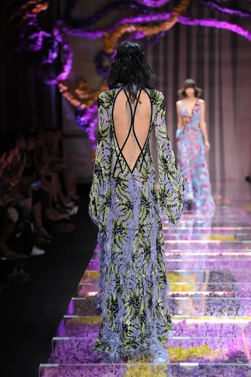Bộ cánh nữ giám khảo chọn nằm trong bộ sưu tập Atelier vừa tung ra mùa thu này của Versace.