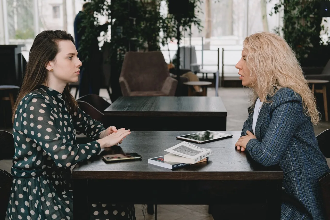 cô gái áo chấm bi lắng nghe mentor