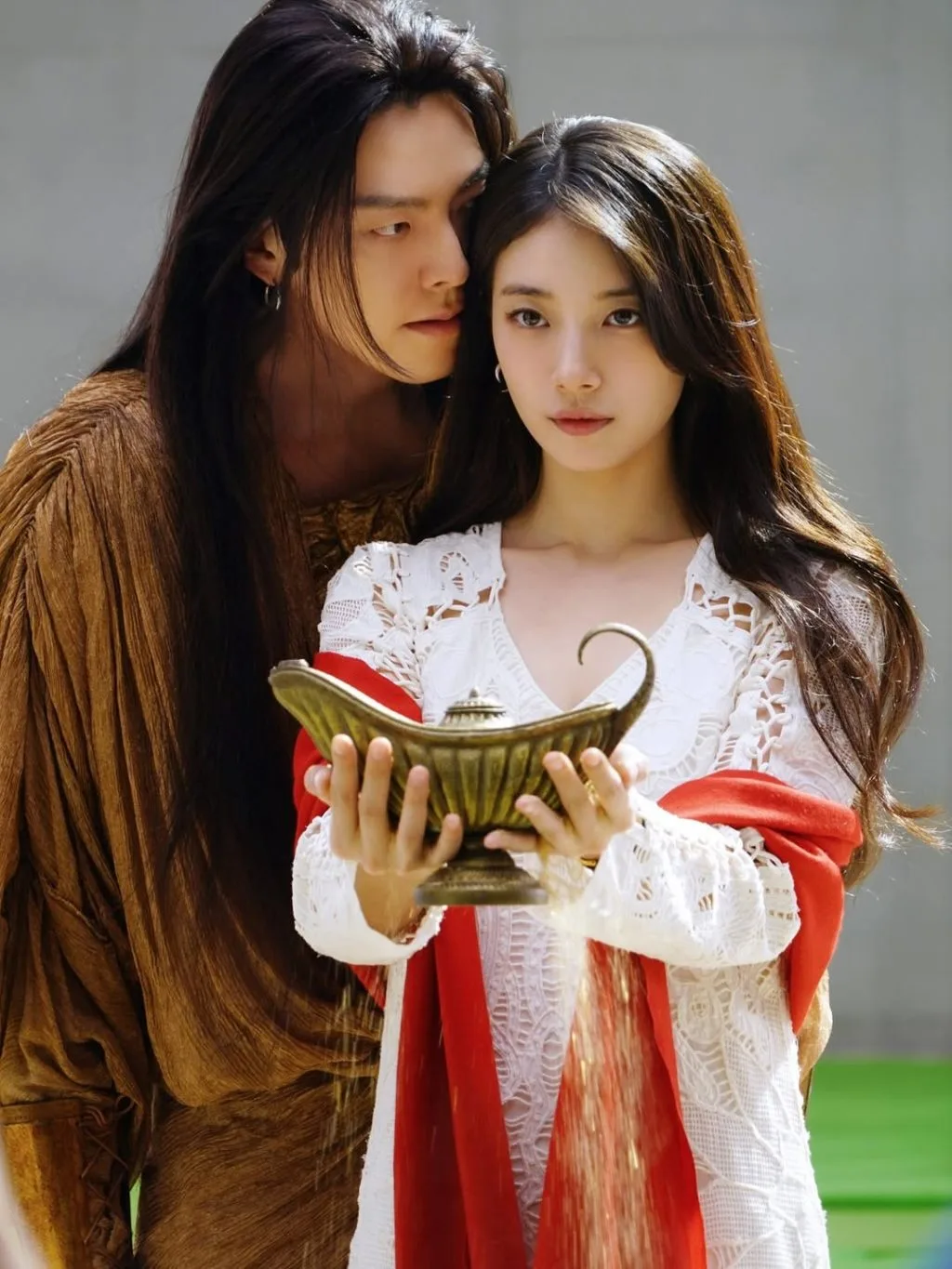 Cận cảnh đôi bàn tay Suzy chạm vào chiếc đèn thần