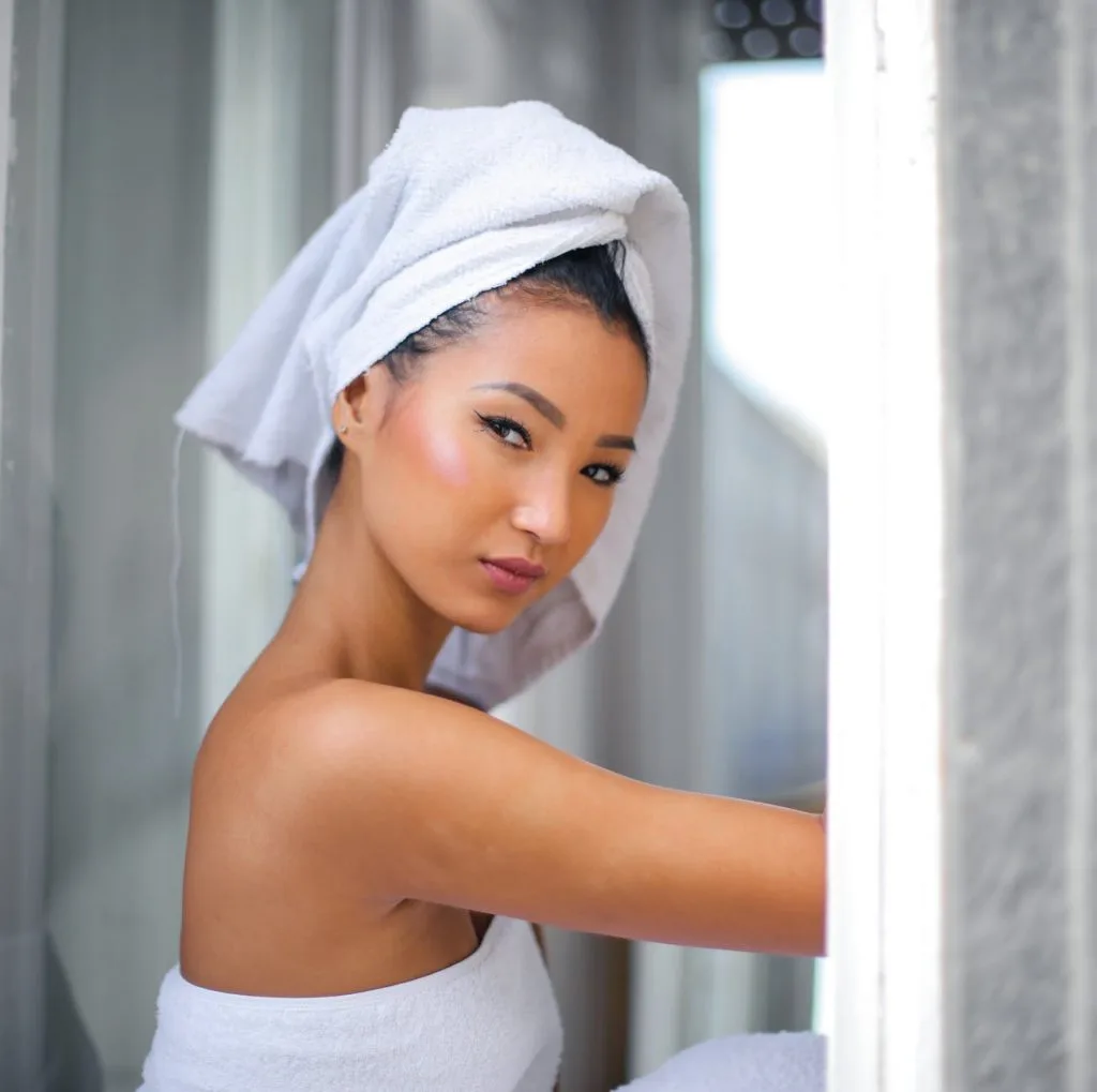 Cách trị mụn-Cô gái quấn khăn tắm. Cách trị mụn-Cô gái quấn khăn tắm.