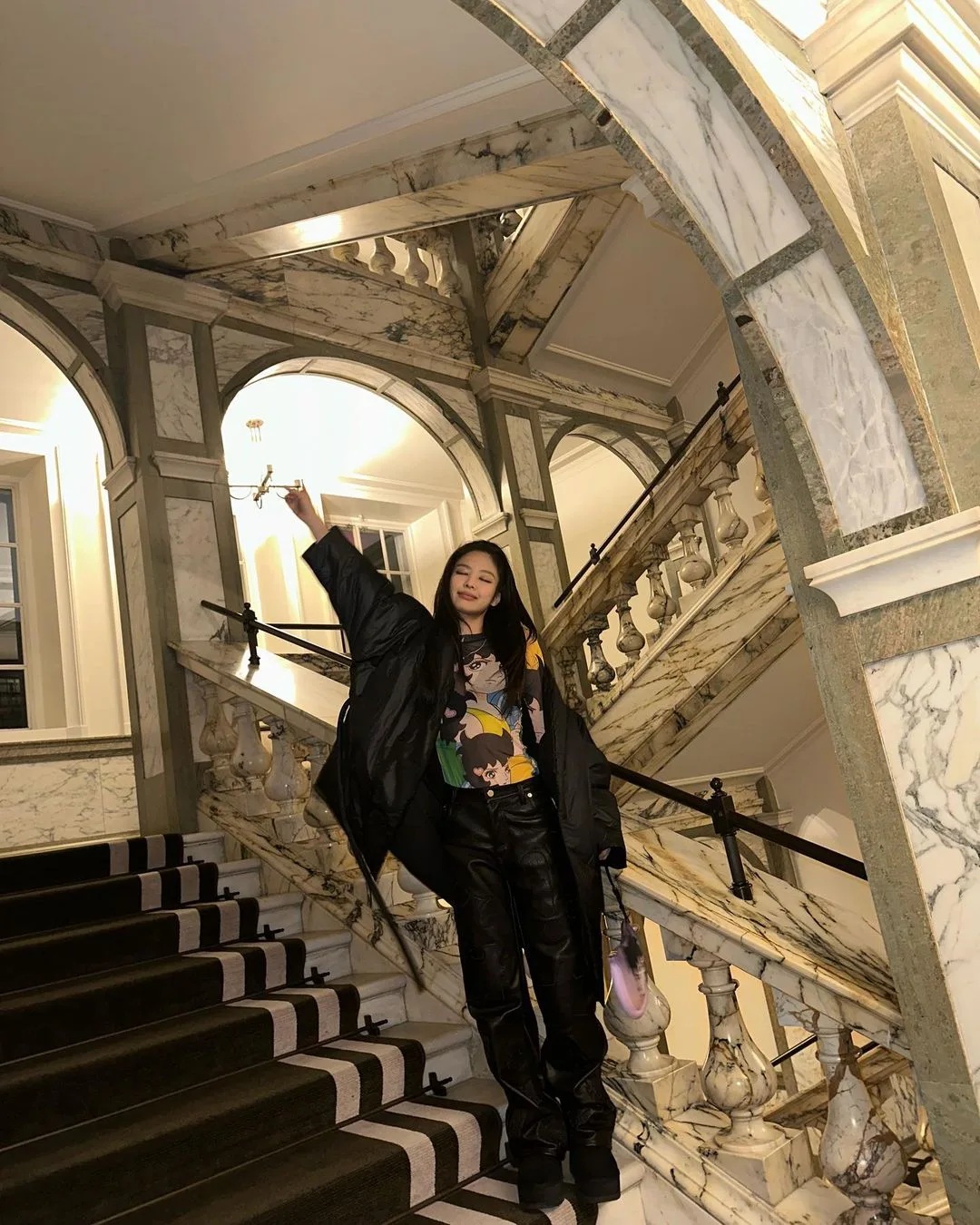 Jennie diện áo khoác da tại Châu Âu