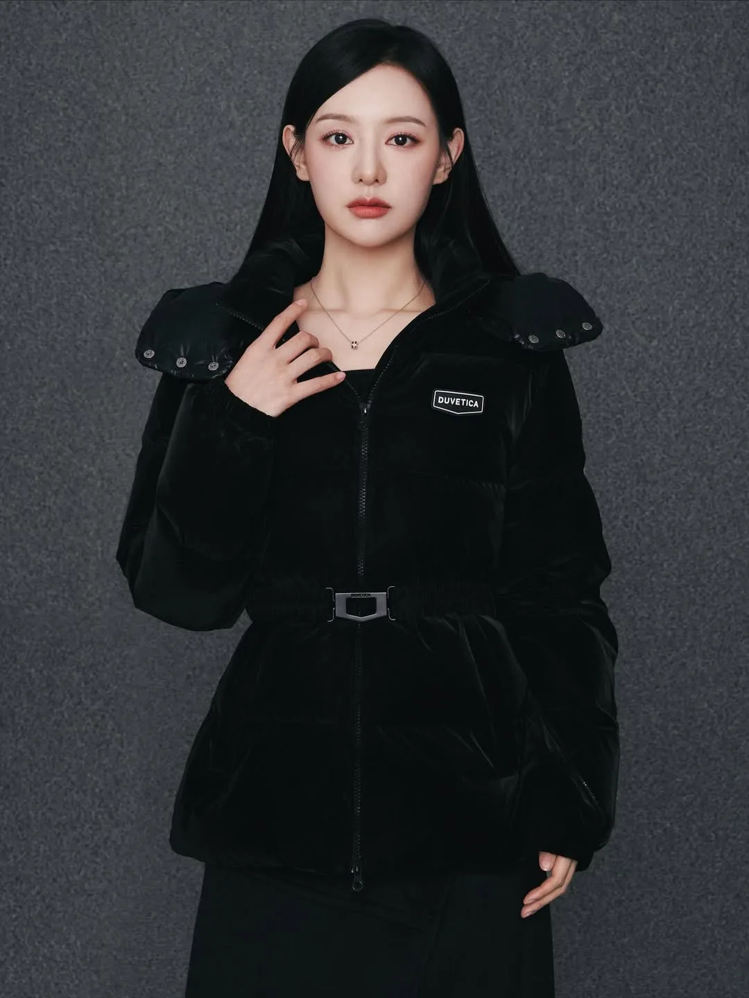 Kim Ji Won diện áo phao nhung đen, khoe vẻ đẹp thanh lịch trong bộ ảnh mùa Đông.