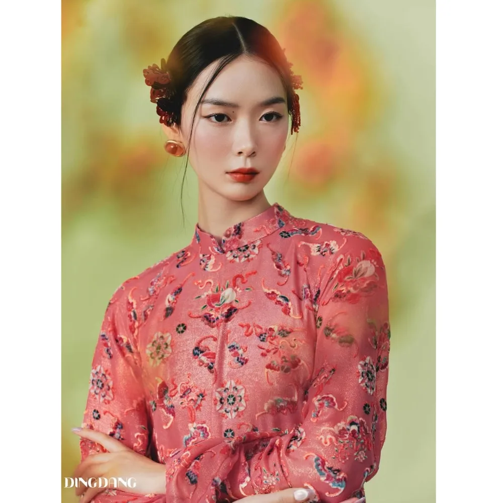 cô gái đánh màu son đỏ gạch khi mặc áo dài màu cam san hô