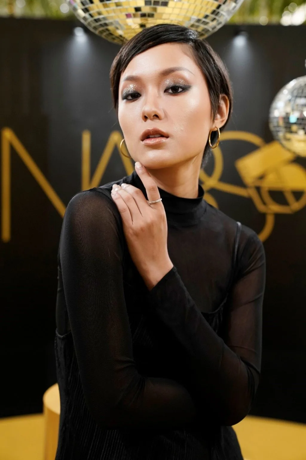Nguyên tắc cân bằng: khi màu mắt đã ấn tượng, hãy để môi tự nhiên với gam màu nhẹ nhàng. Son màu nude là một trong những gam màu được yêu thích trong bộ sưu tập NARS Studio 54. Nguyên tắc cân bằng: khi màu mắt đã ấn tượng, hãy để môi tự nhiên với gam màu nhẹ nhàng. Son màu nude là một trong những gam màu được yêu thích trong bộ sưu tập NARS Studio 54.