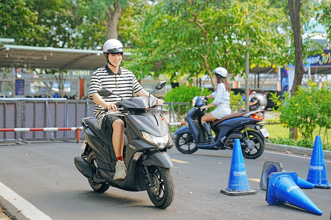 chàng trai lái xe yamaha