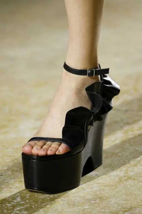 Mạnh mẽ nhưng vẫn duyên dáng với quai mảnh và dún bèo từ sàn diễn của Dries Van Noten.