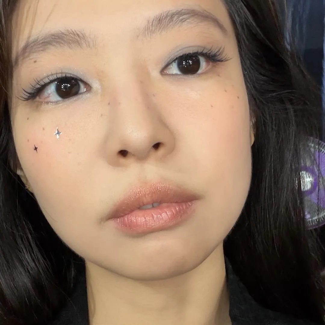 Hình ảnh Jennie cùng lớp phấn mắt xanh dương và những nốt tàn nhang.