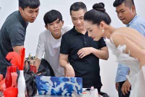 Dzũng Yoko cùng ekip xem lại những khung ảnh đã chụp