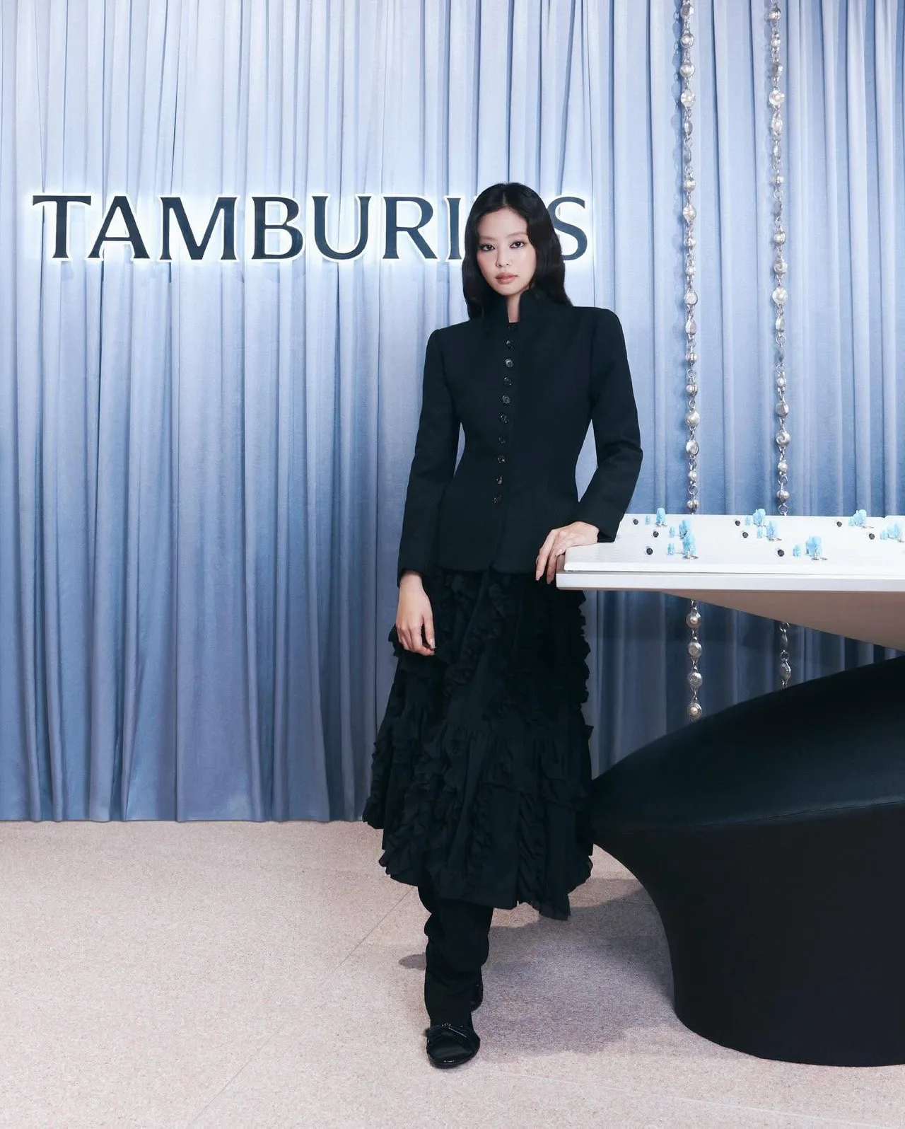 Jennie diện bản phối "all-black" trong chuyến thăm cửa hàng Tamburins Haus Nowhere
