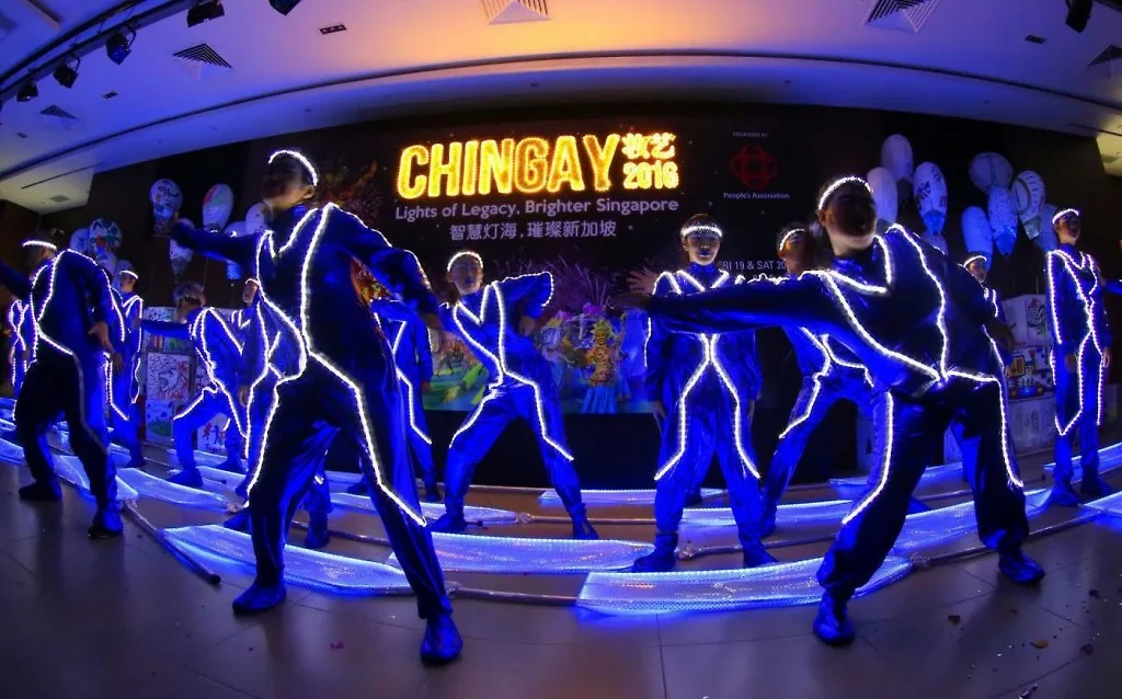 Chingay 2016 vì vậy được khéo léo xây dựng theo chủ đề “Ánh sáng của di sản - Singapore mãi thịnh vượng” nhằm tôn vinh những di sản và sự lãnh đạo sáng suốt của người sáng lập – Cố Thủ tướng Lý Quang Diệu cùng các cộng sự của ông.