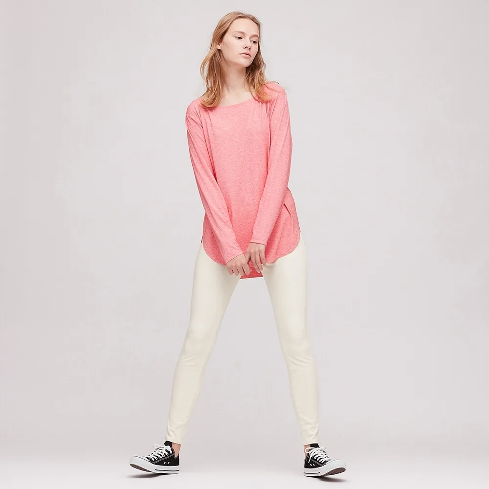 Quần leggings màu trắng của Uniqlo phù hợp cho tập Yoga
